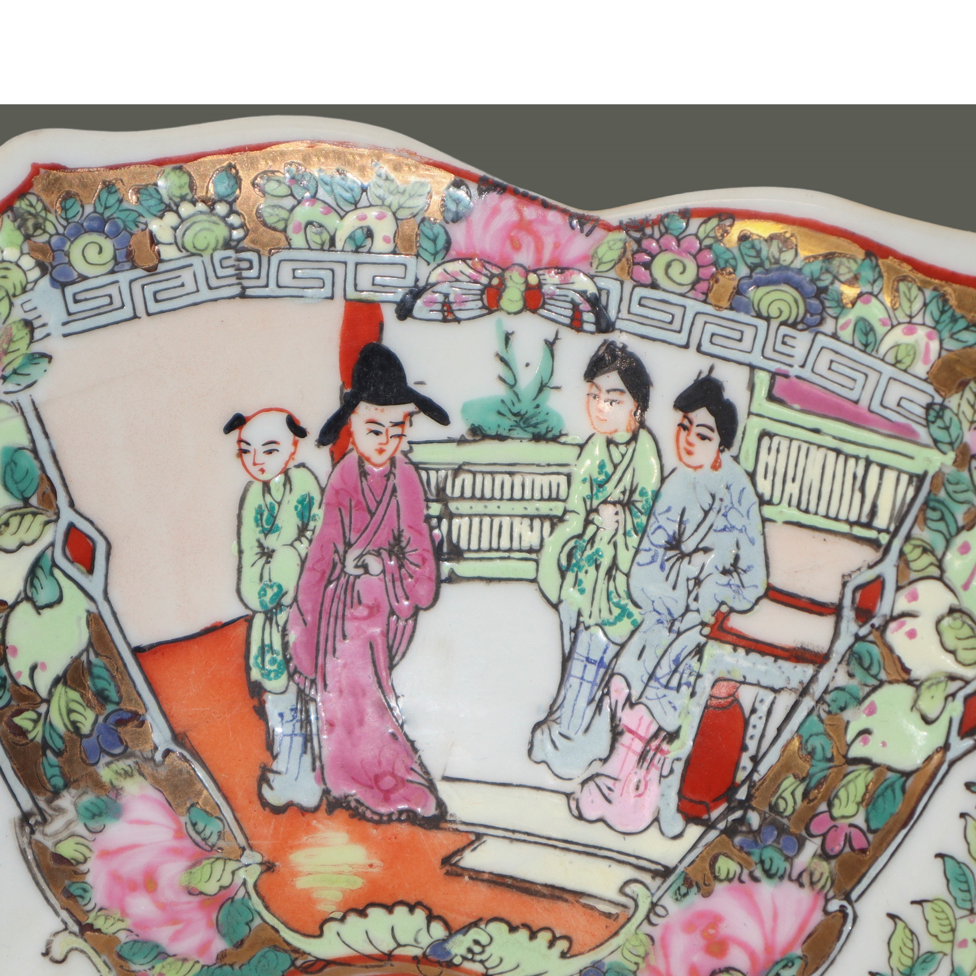 Ciotola cinese smerlata in porcellana con scene di vita popolare