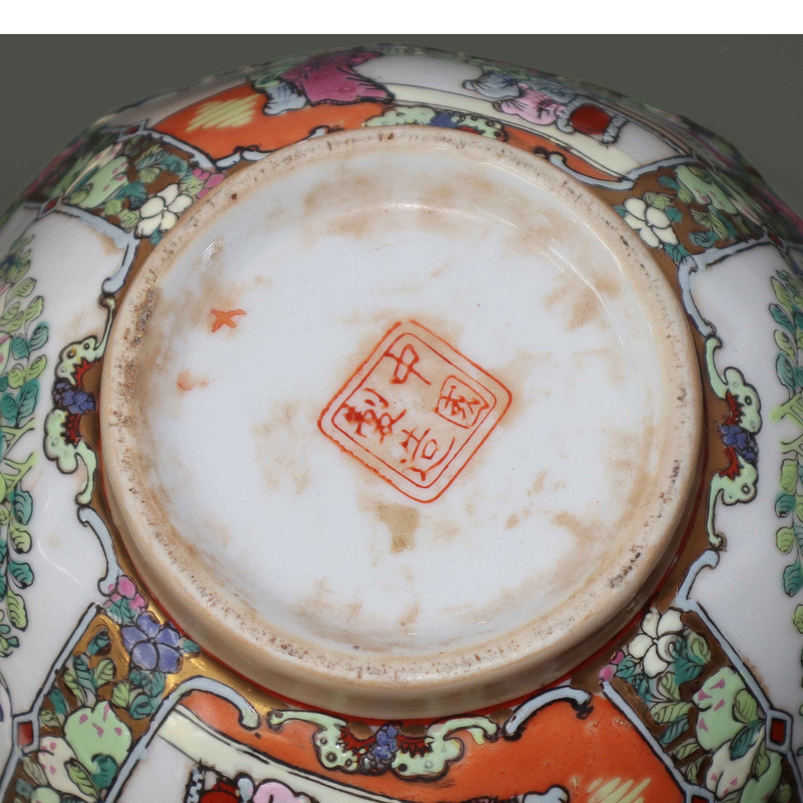 Ciotola cinese smerlata in porcellana con scene di vita popolare