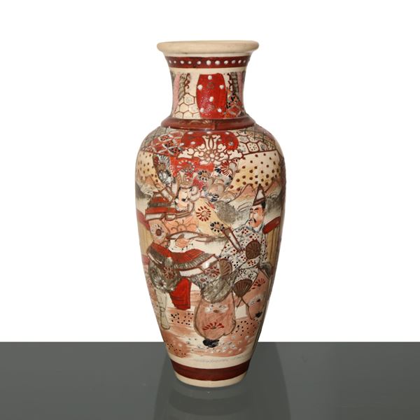 Vaso giapponese in porcellana Satsuma policromo e con dettagli dorati