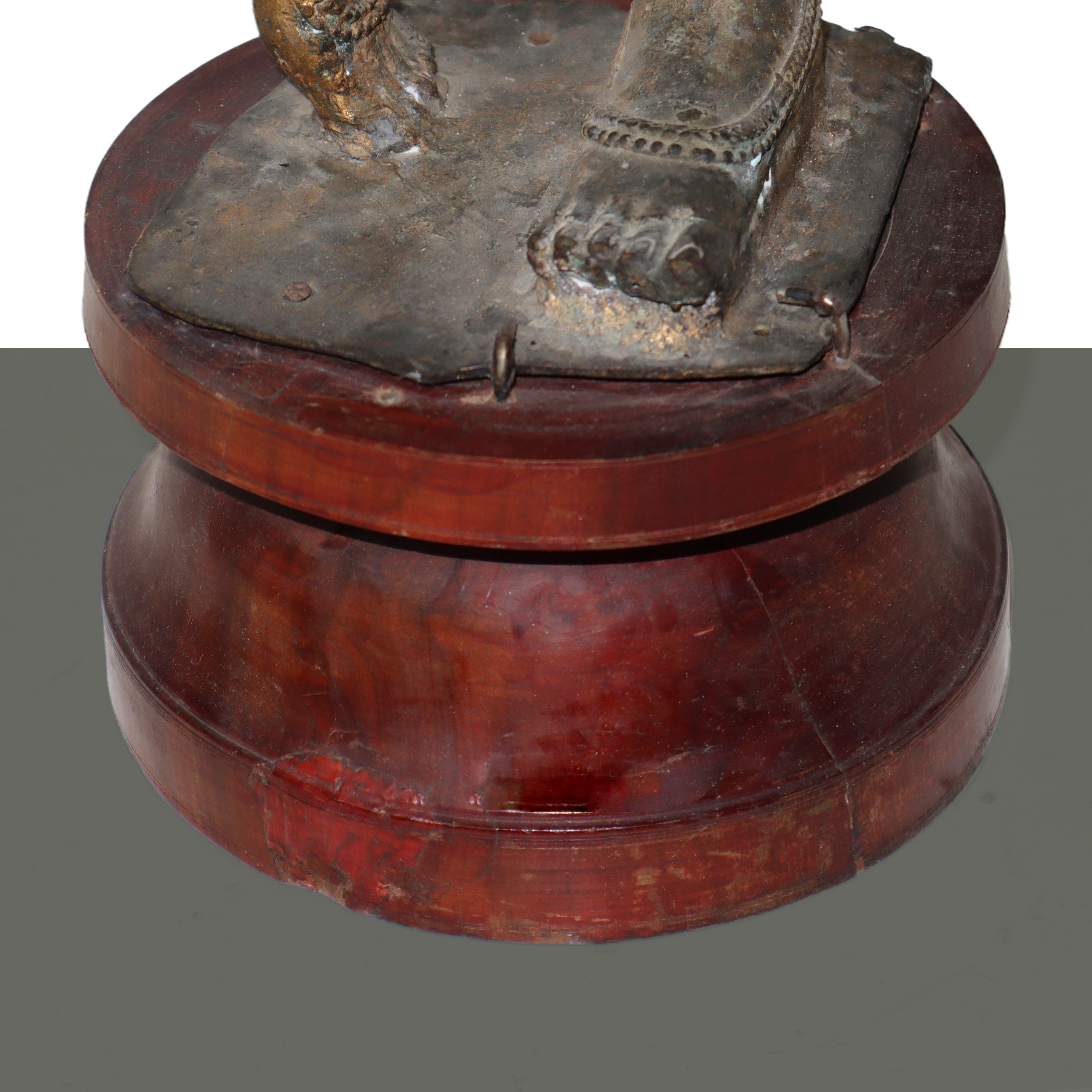 Suonatrice di flauto in bronzo patinato