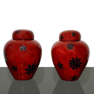 Coppia di Vasi Orientali con Coperchio Laccati in Rosso e Decorazioni Floreali Nere