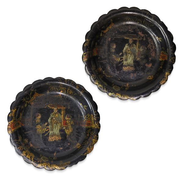 Pair of oriental saucers in papier marché with polychrome and gilded decorations
