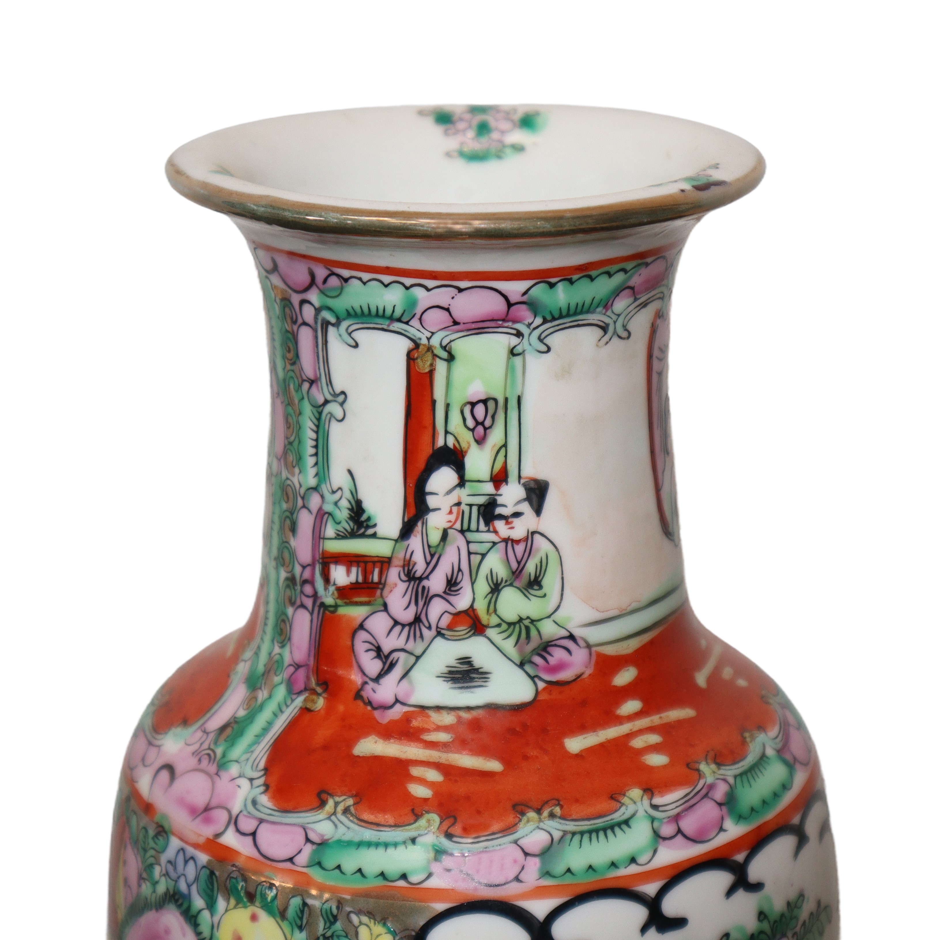 Vaso in porcellana cinese con motivi floreali policromi su sfondo bianco