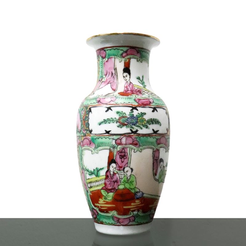 Vaso Cinese in Porcellana Bianca Decorato con Scene di Vita Popolare e Fiori