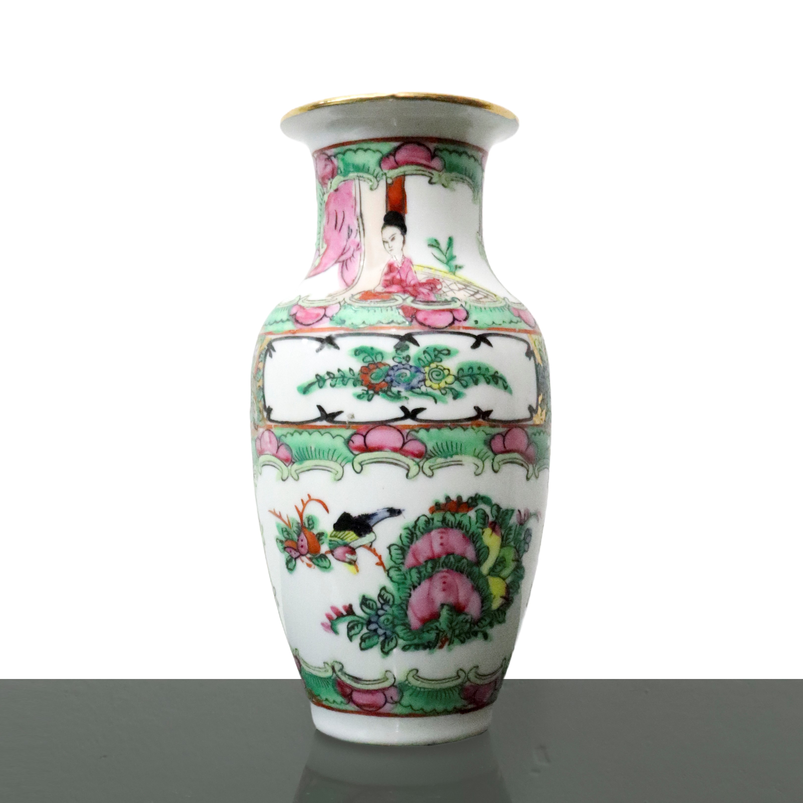 Vaso cinese in porcellana bianca decorato con scene di vita popolare e fiori