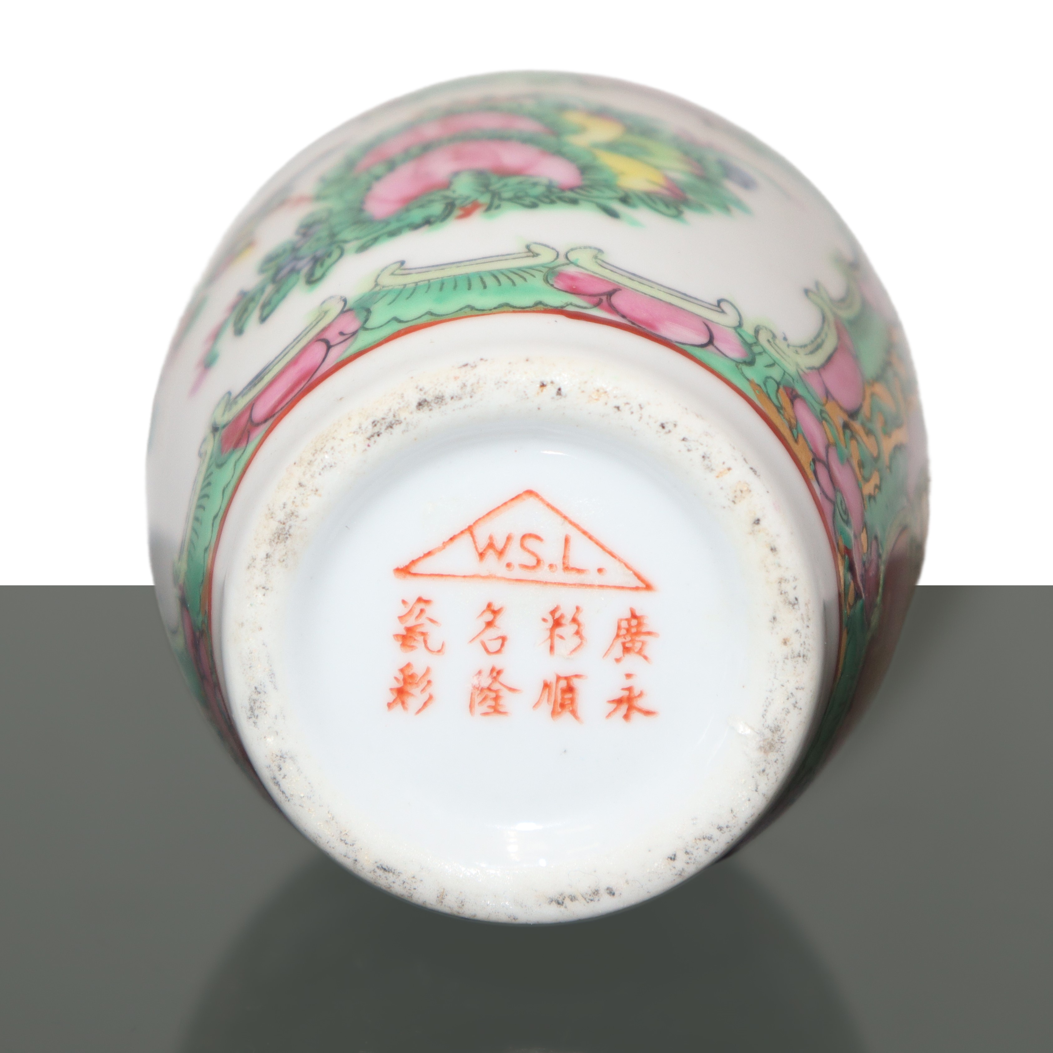 Vaso cinese in porcellana bianca decorato con scene di vita popolare e fiori