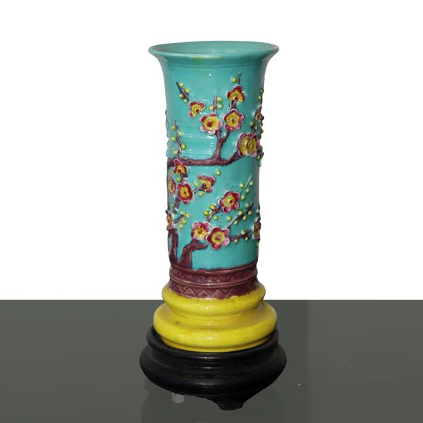 Oriental cylinder roller vase in glazed porcelain, Quinq Dynasty, Pink Family