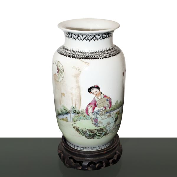 Vaso giapponese in porcellana bianca con raffigurazione di geisha