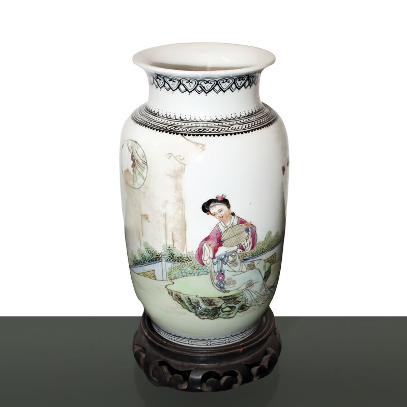 Vaso Giapponese in Porcellana Bianca con Raffigurazione di Geisha