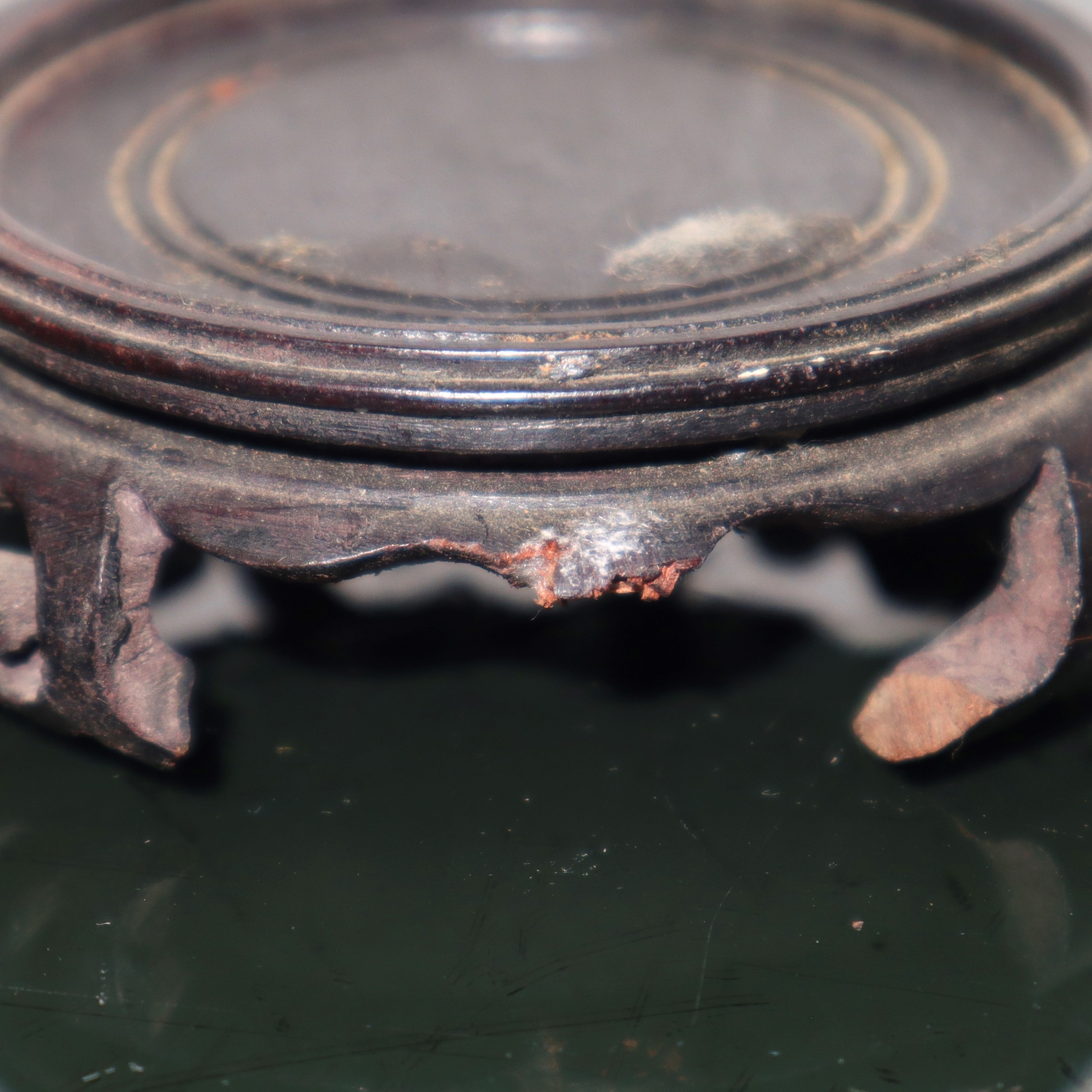 Vaso giapponese in porcellana bianca con raffigurazione di geisha