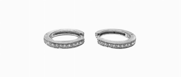 Hoop earrings in white gold with diamonds. Gr 4.7.