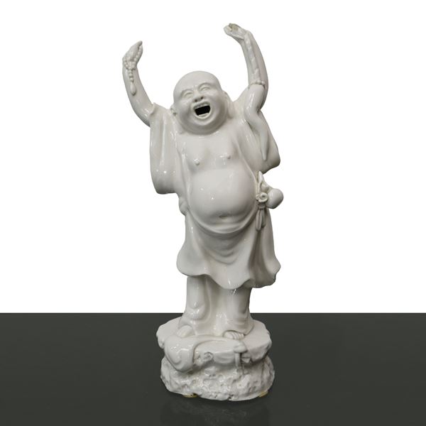 Statuina cinese di Buddha gioioso in ceramica bianca