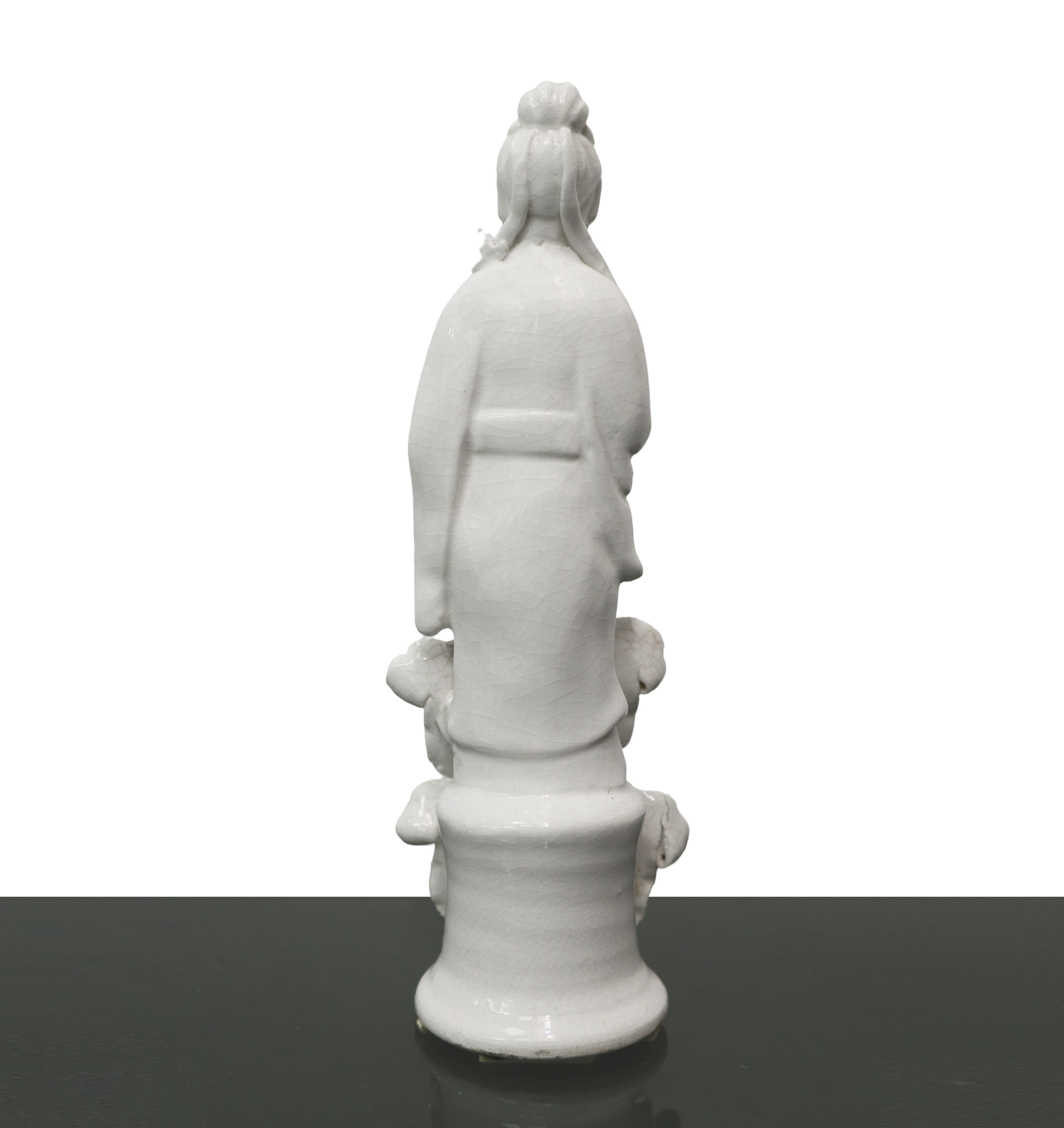 Tre statuine cinesi in porcellana bianca