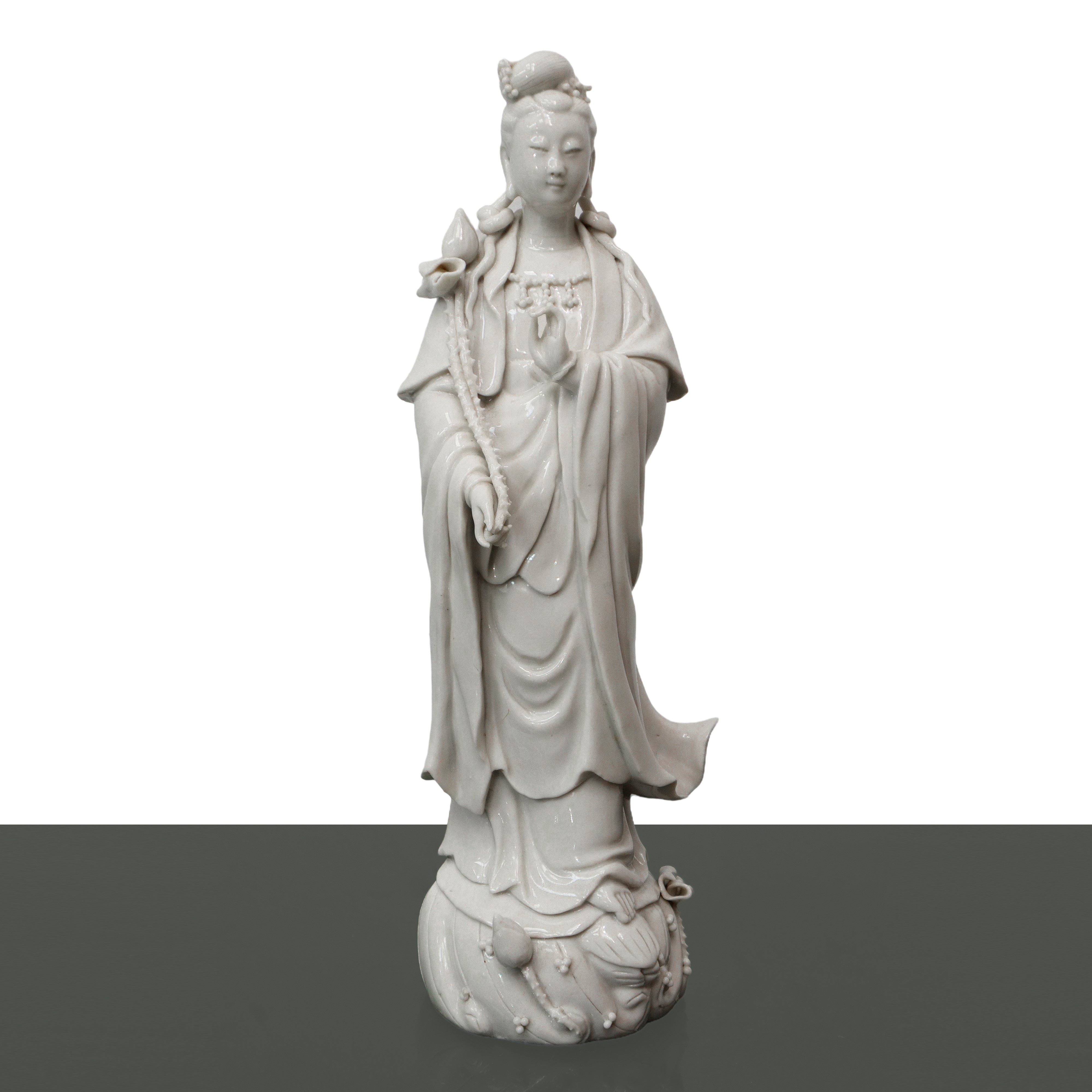 Tre statuine cinesi in porcellana bianca