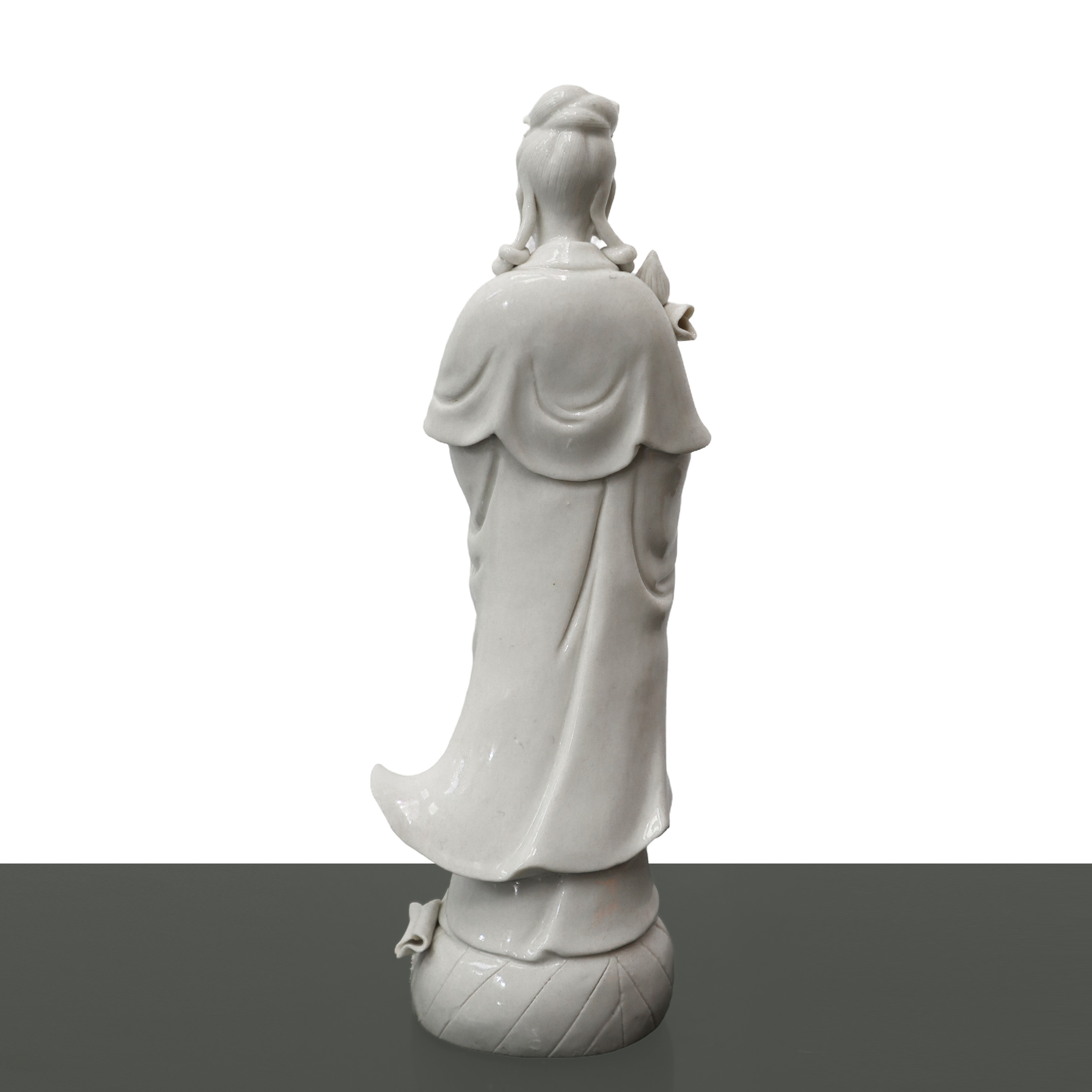 Tre statuine cinesi in porcellana bianca