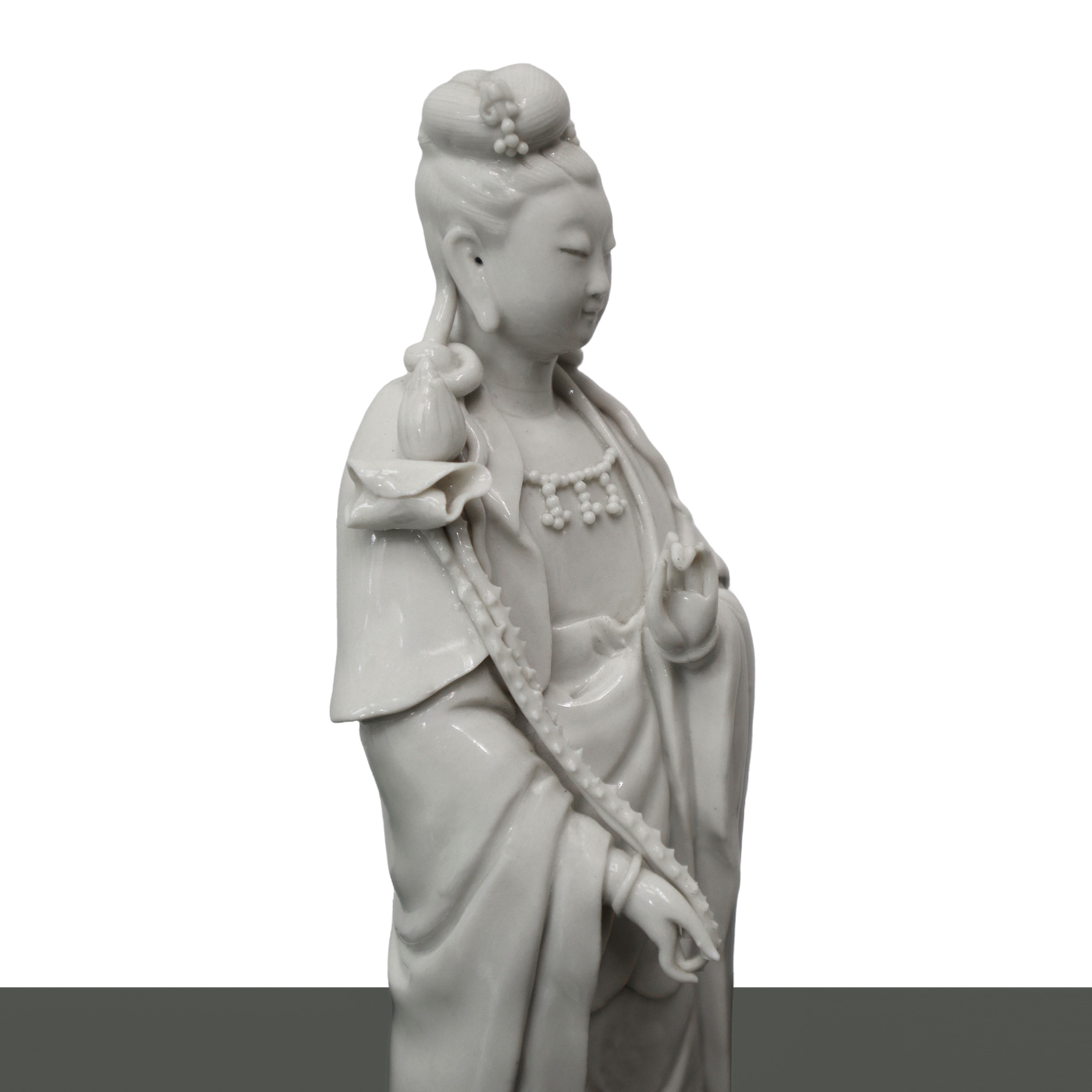 Tre statuine cinesi in porcellana bianca