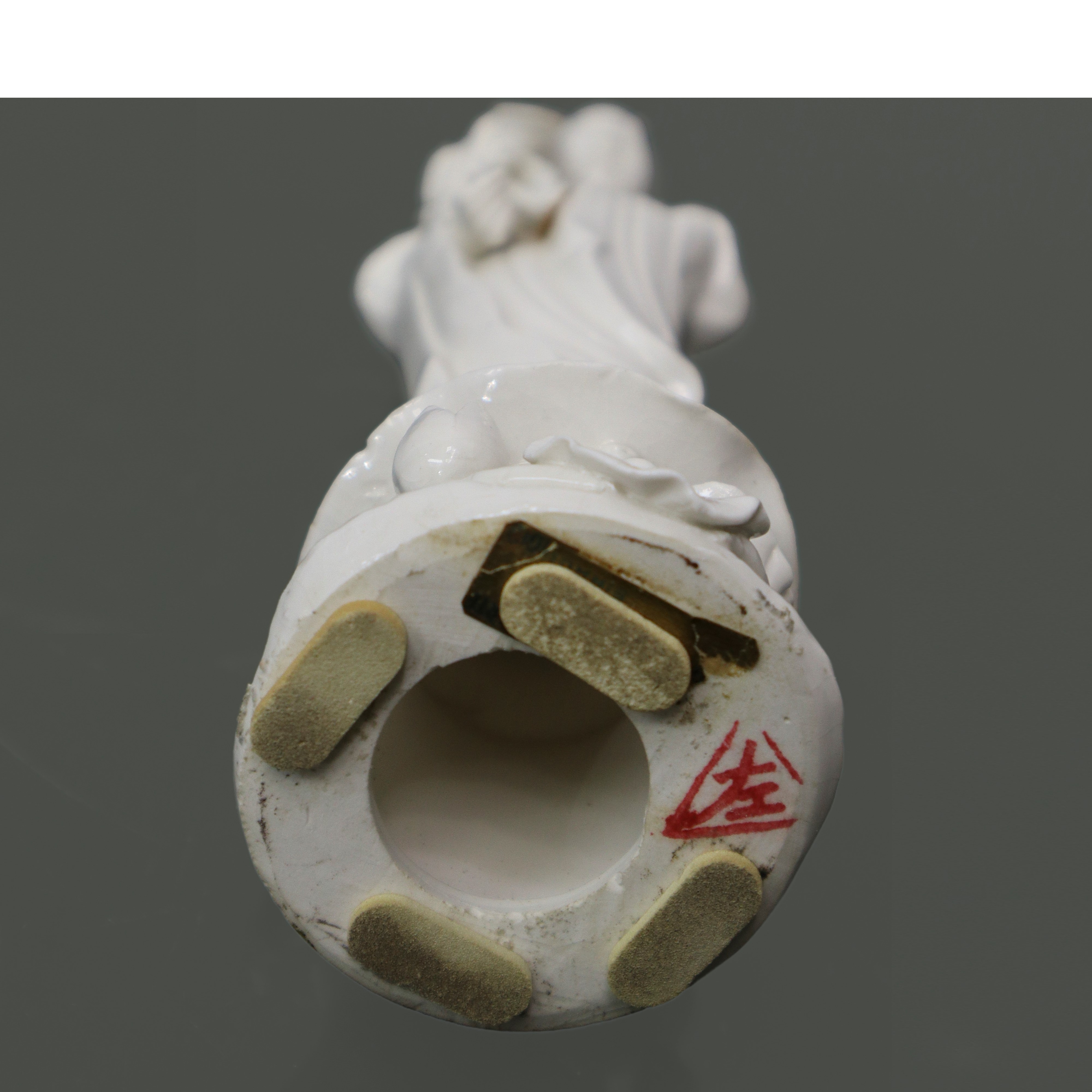 Tre statuine cinesi in porcellana bianca