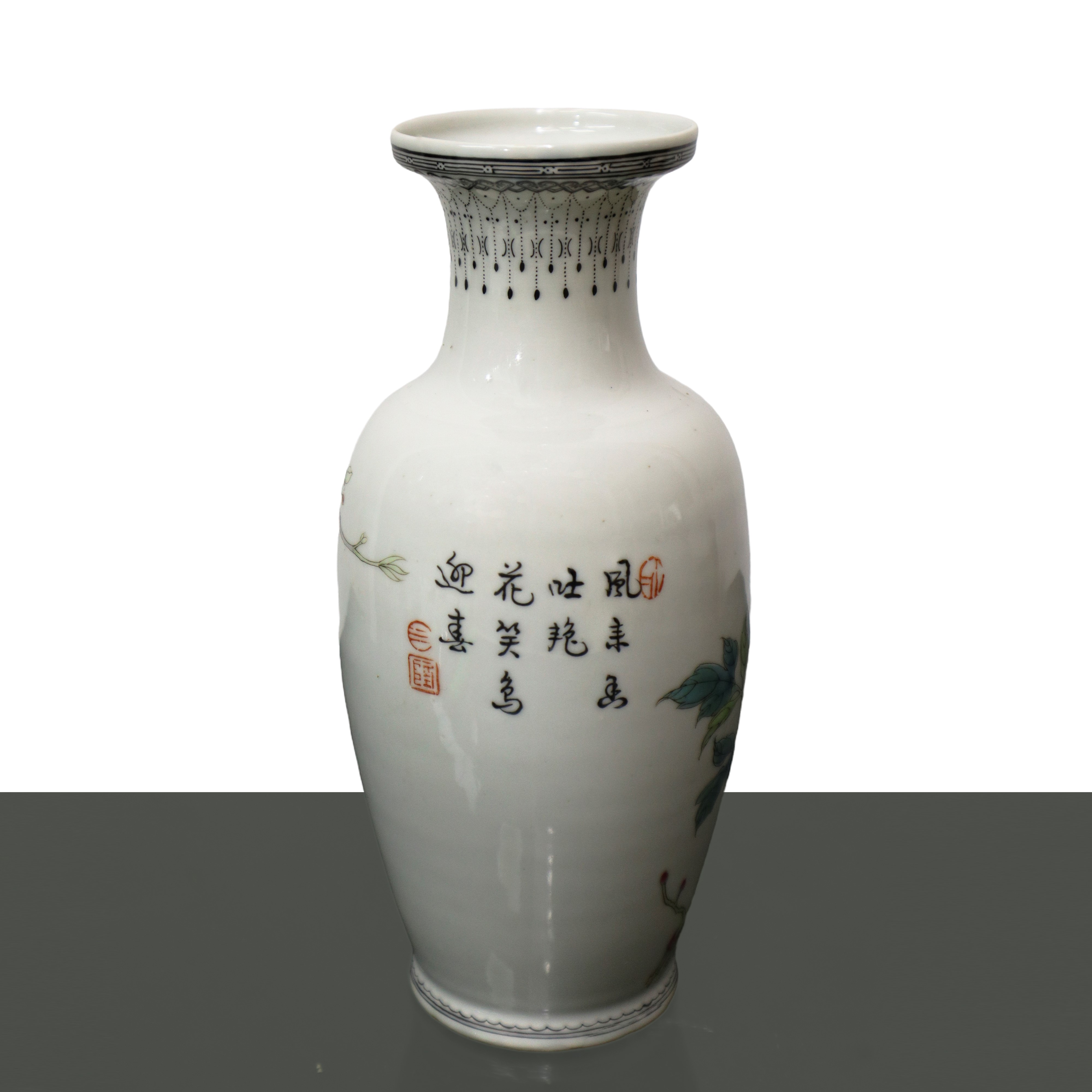 Vaso cinese di porcellana bianca con decoro floreale