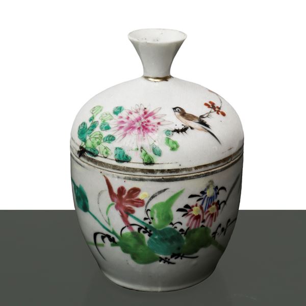 Round-shaped Chinese white porcelain vase with floral decorations