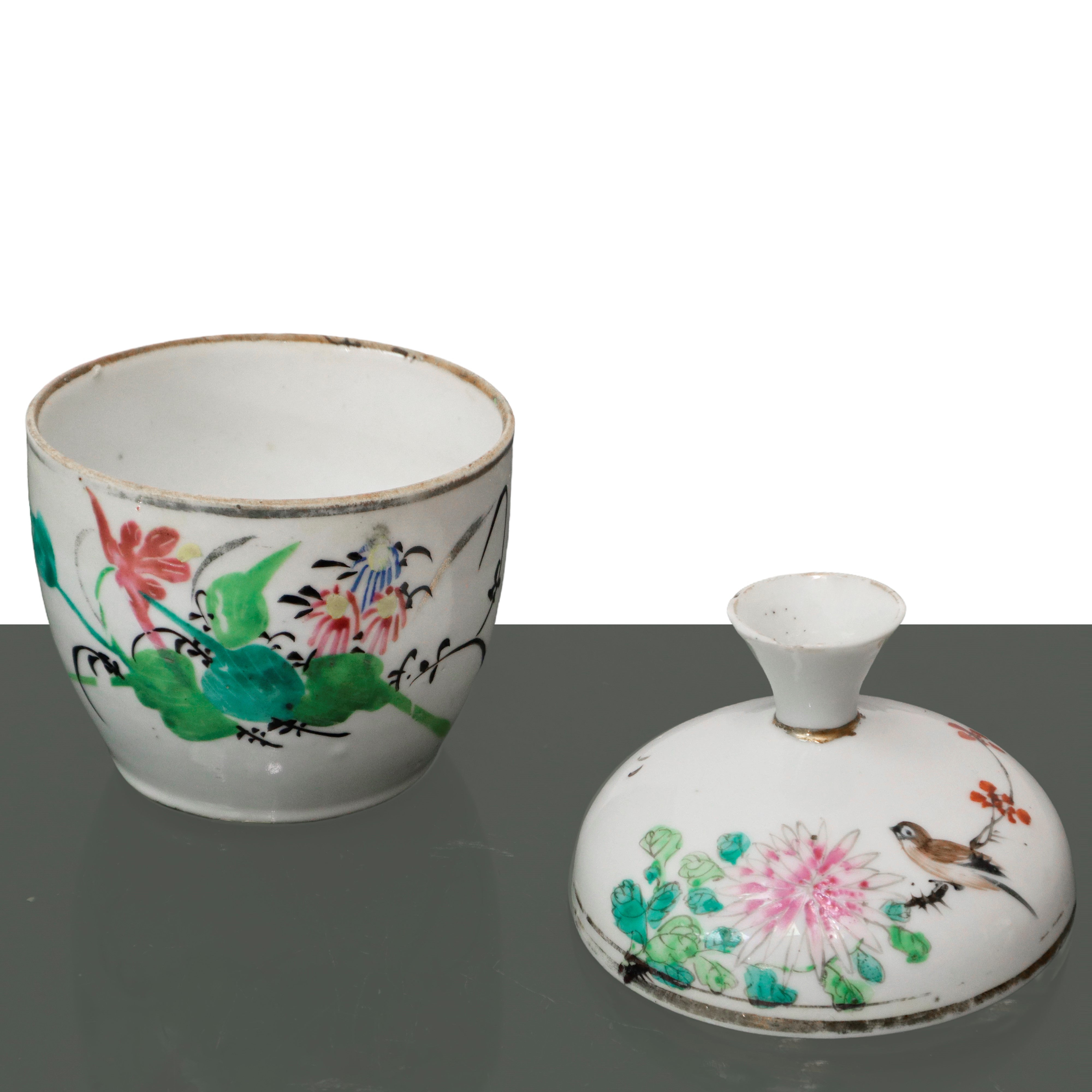 Vaso cinese in porcellana bianca a forma tonda con decori floreali