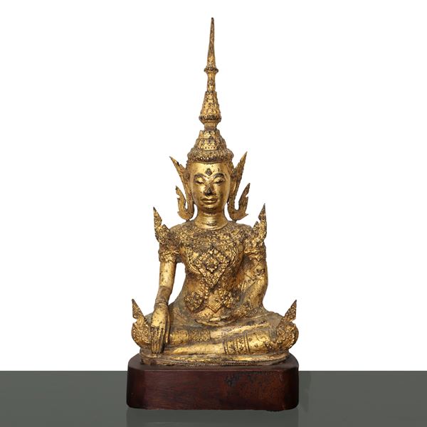 Antica scultura di Buddha thailandese