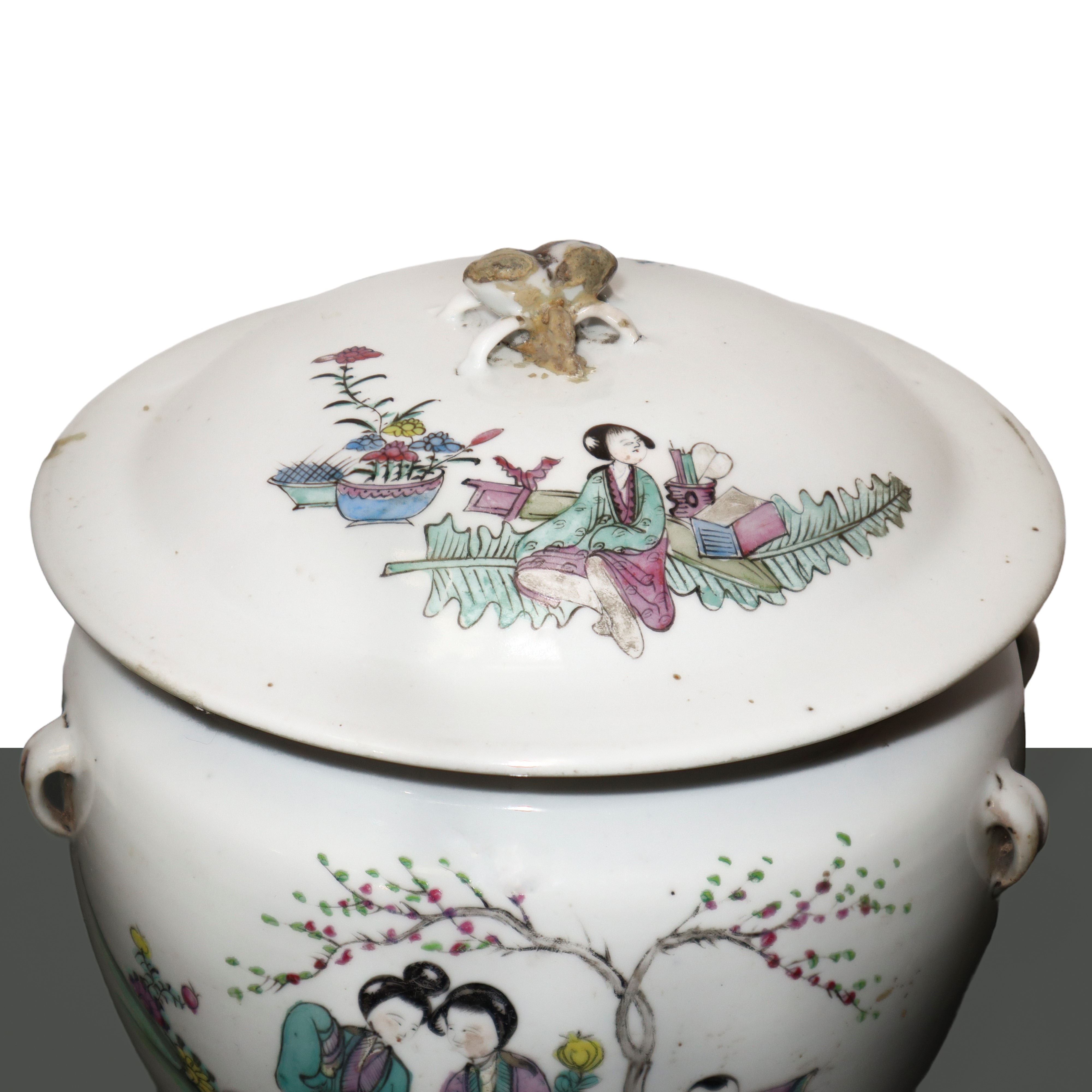 Zuppiera in porcellana bianca cinese dipinta a mano con decorazione di donne e bambini in giardin...