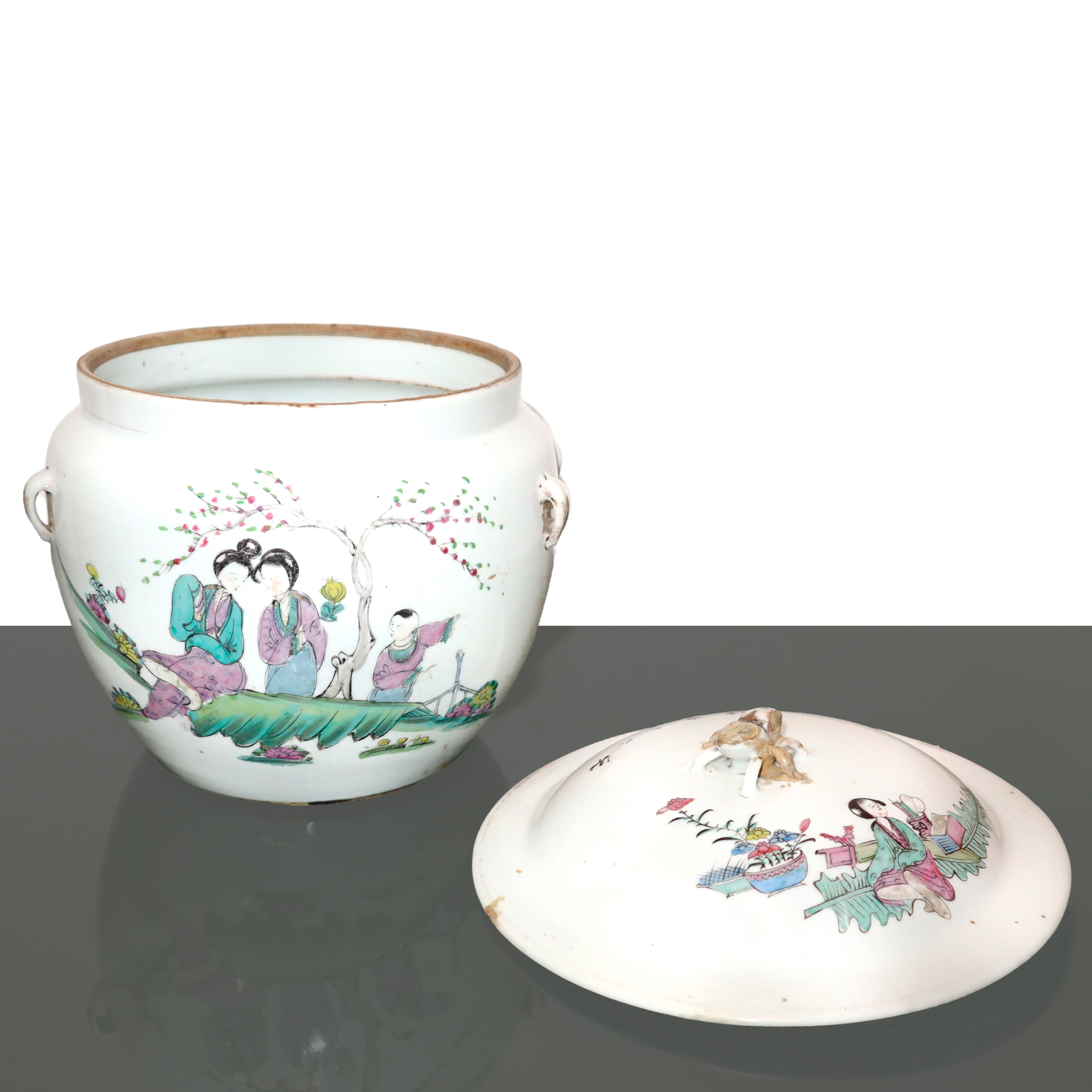 Zuppiera in porcellana bianca cinese dipinta a mano con decorazione di donne e bambini in giardin...