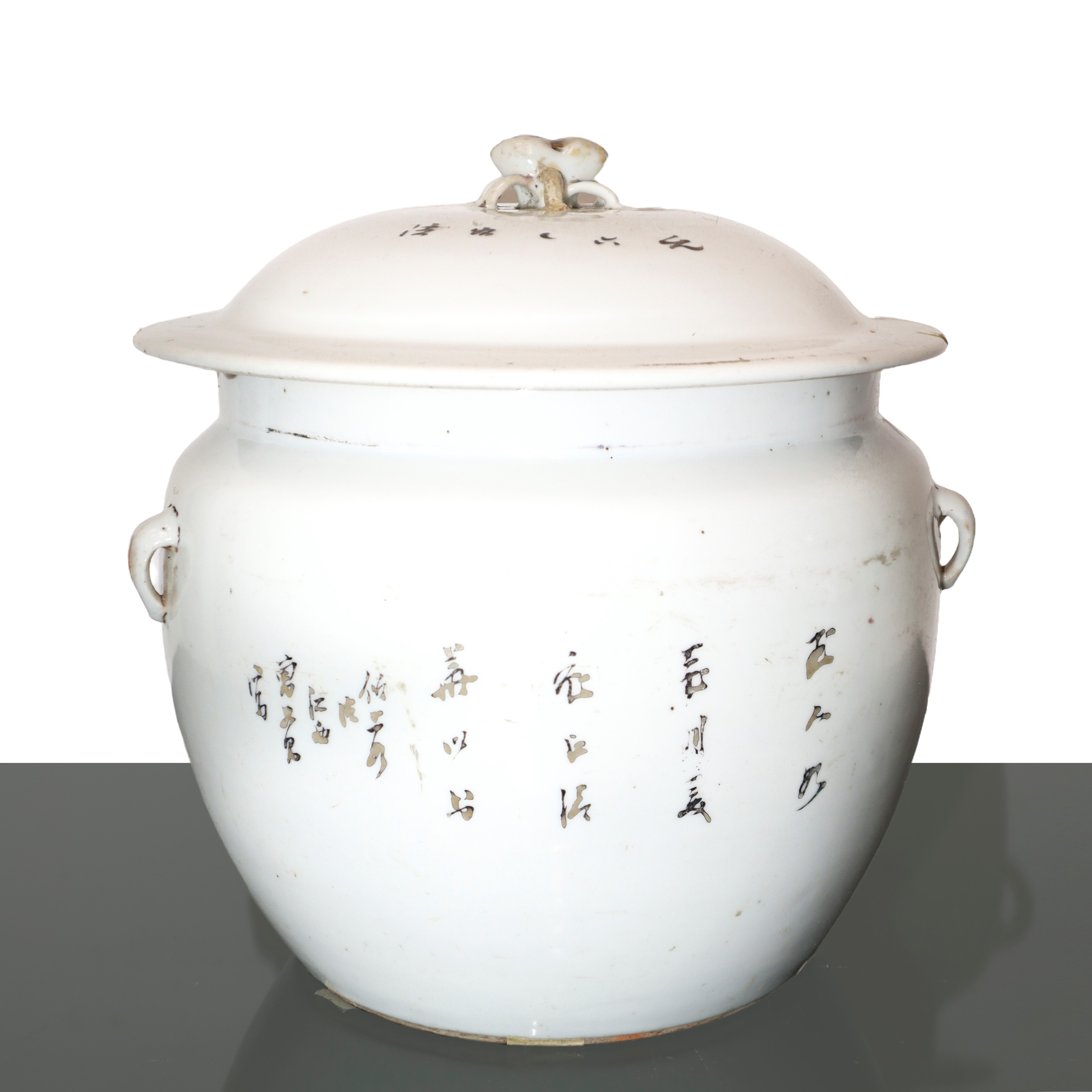 Zuppiera in porcellana bianca cinese dipinta a mano con decorazione di donne e bambini in giardin...