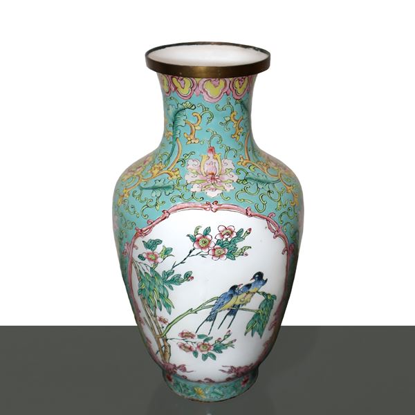 Vaso cinese della dinastia Quing in porcellana dipinto con decorazioni di fiori e uccelli