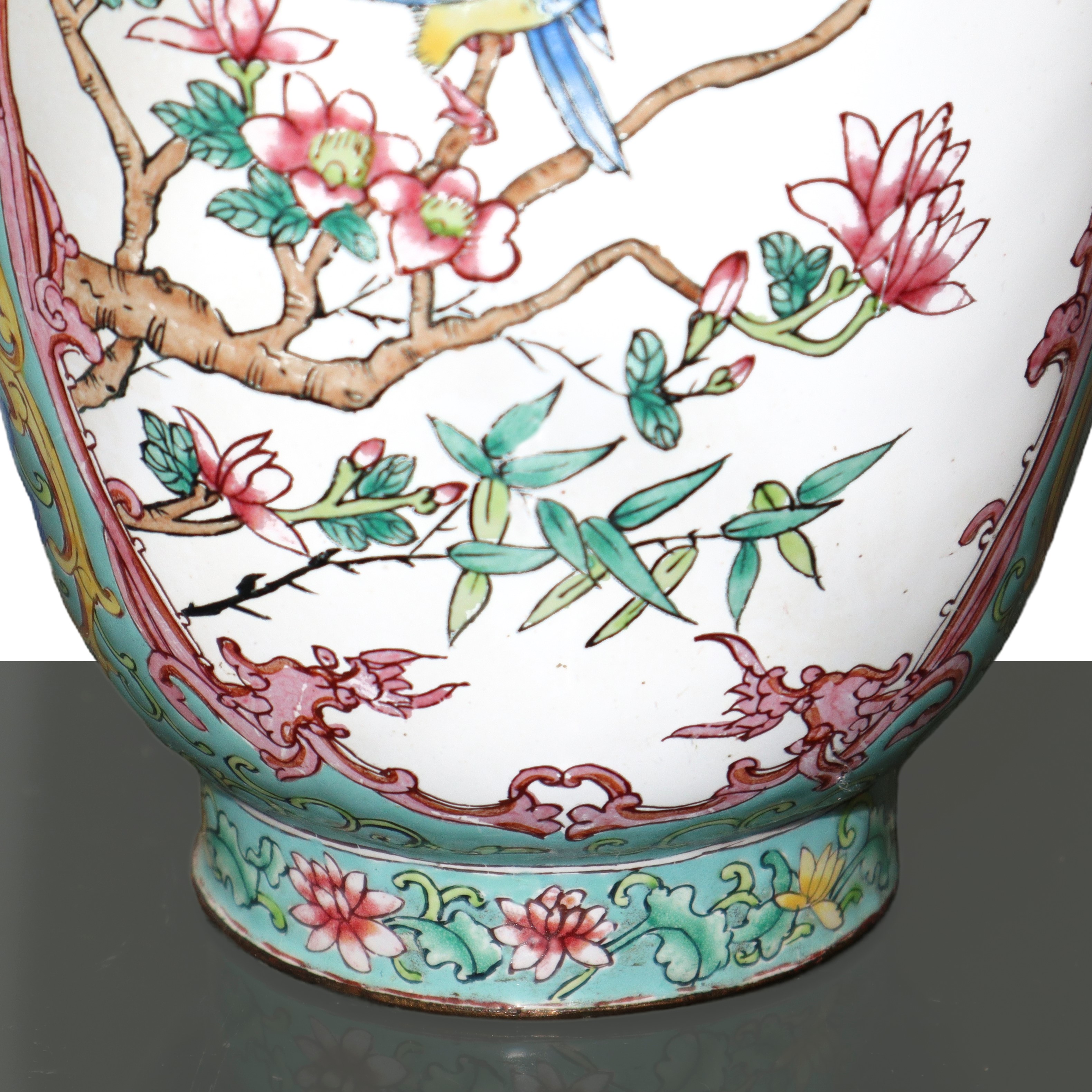 Vaso cinese della dinastia Quing in porcellana dipinto con decorazioni di fiori e uccelli