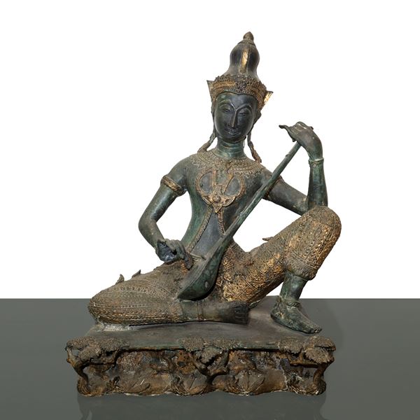Statua in bronzo raffigurante il Principe musicante thailandese Phra Aphai Mani