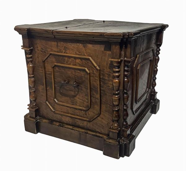 Mobile da sacrestia contenitore di ceri e candele , Sicilia XVIII secolo. In legno di noce con colonne intagliate ai lati e gangheri sul portello superiore. H cm 52. Cm 60x60.