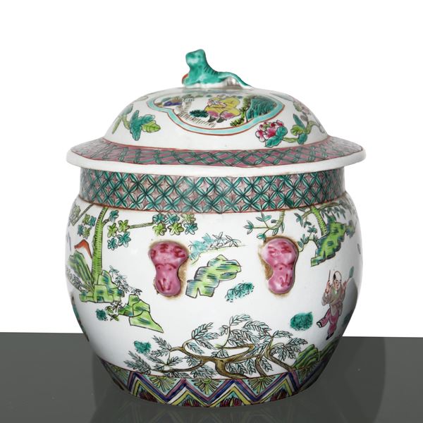 Chinese ginger jar with porcelain lid with polychrome decorations, lid with knob in the shape of a green  [..]
