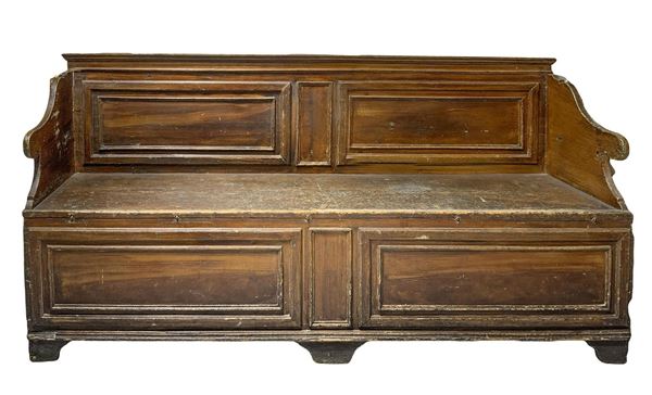 Cassapanca siciliana in legno di abete laccato marrone, XVII/XVIII secolo. Adattabile a letto. H cm 97x190x47. Mai restaurata.