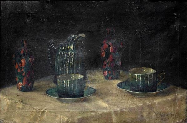 Dipinto ad olio su tela raffigurante natura morta di oggetti, tazze lattiera e vasi, periodo decò. Cm 39,5x59. Firmato e datato in basso a destra 1920.