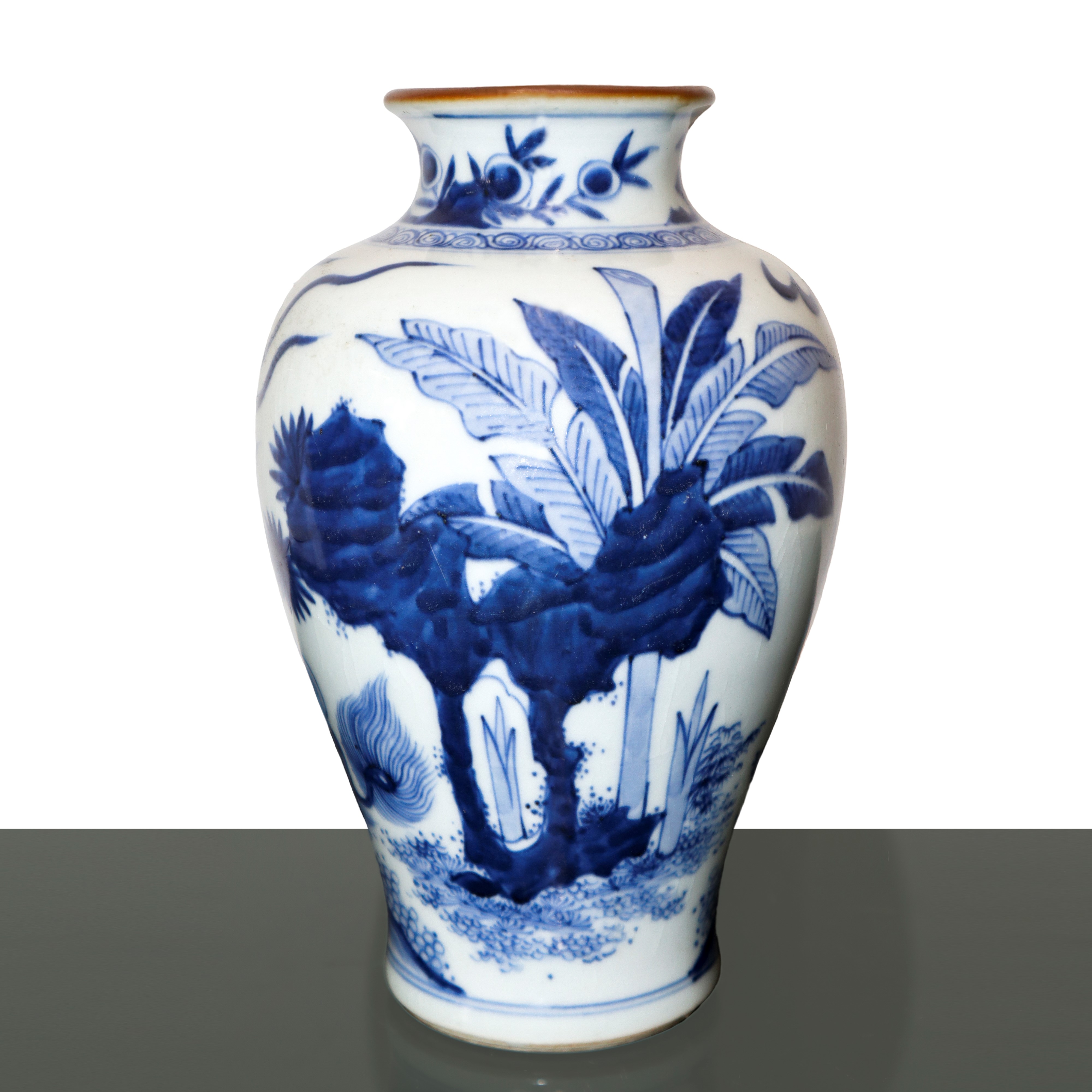 Vaso bianco e blu con leoni dipinti della dinastia Quing