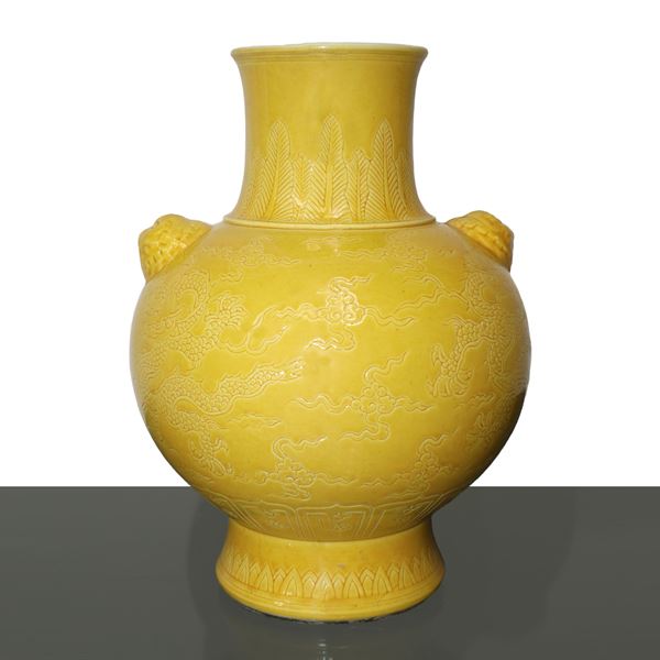 Chinese yellow ceramic vase with dragon carvings, Quinq dynasty, Guanxu period