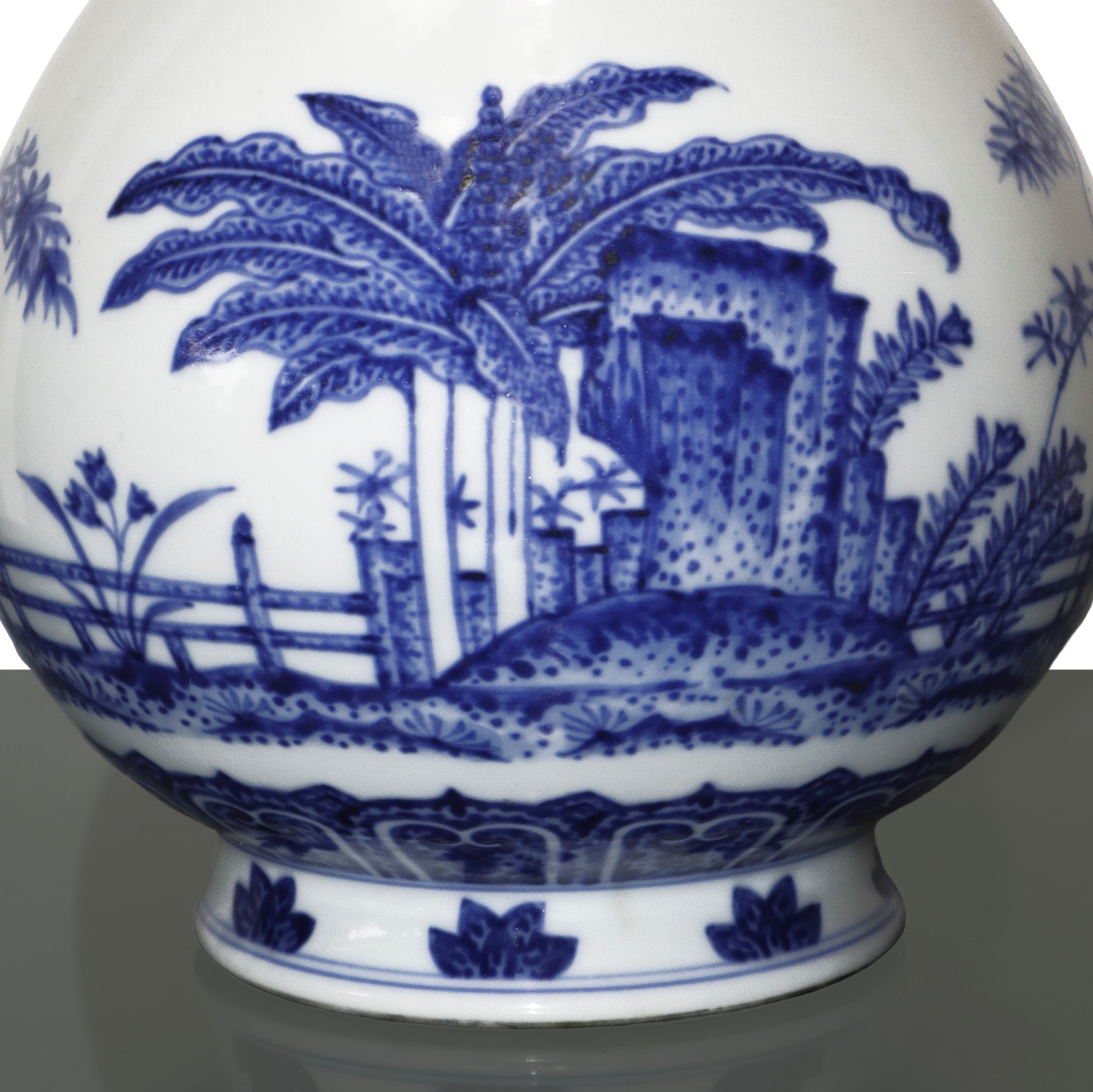 Vaso Yu Huchun, dinastia Quing con decori di banani, bamboo e pietre