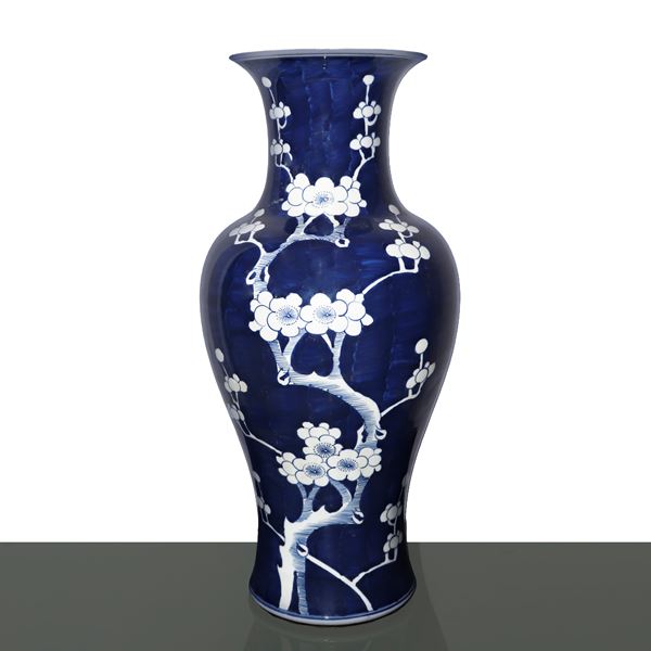 Vaso cinese in ceramica blu con decorazione di alberi di ciliegio