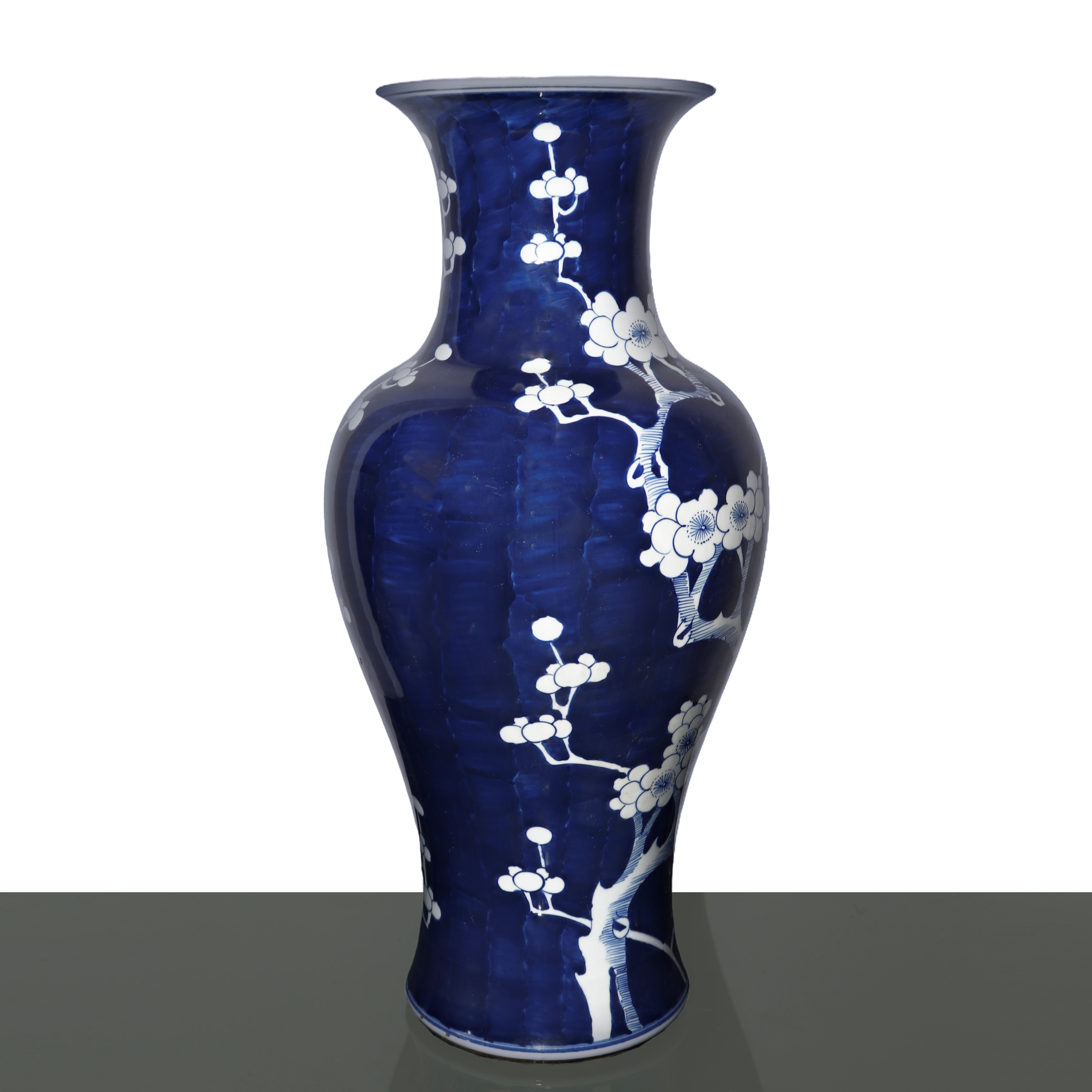 Vaso cinese in ceramica blu con decorazione di alberi di ciliegio