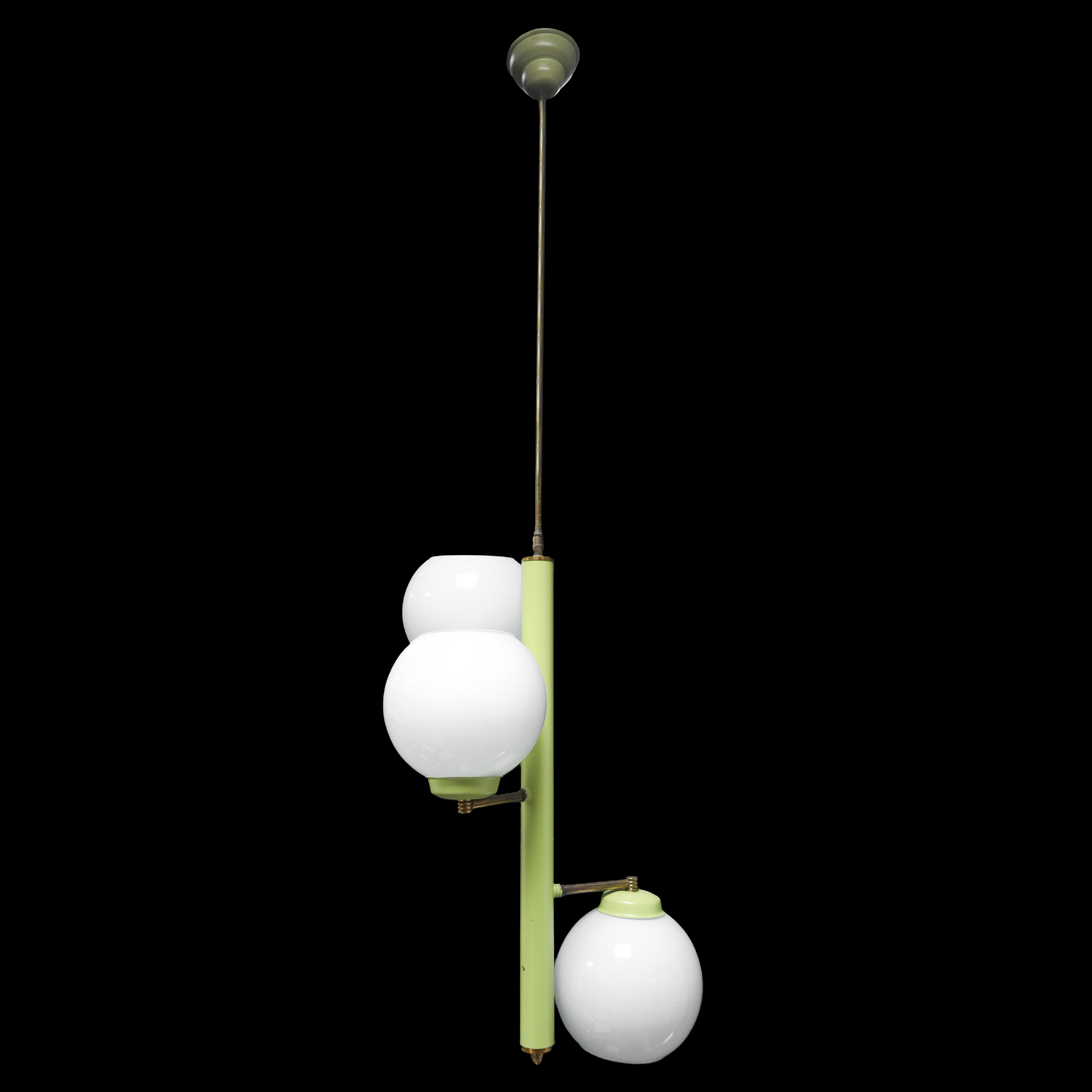 Lampadario vintage, placcato in verde con tre luci e bocce in opaline bianche
