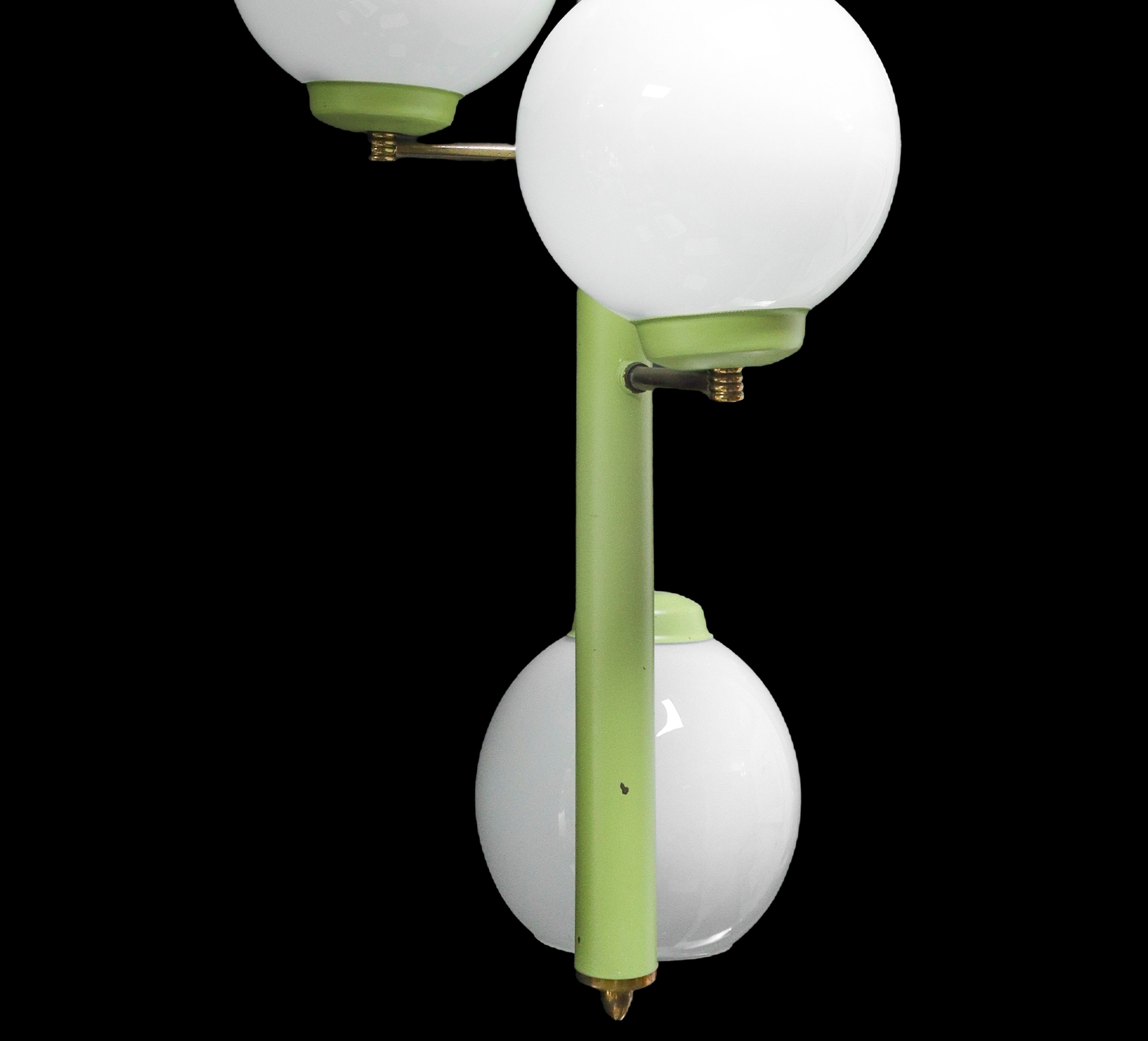 Lampadario vintage, placcato in verde con tre luci e bocce in opaline bianche