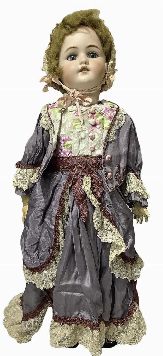 Bambola in biscuit e corpo in materiale composito, abito e giacca viola con inserti bordeaux e ricami beige, cuffietta  beige ricamata, capelli veri, occhi mobili, n. 4 dentini, firma Dep 1079 11, 1900 ca., provenienza Germania, h cm 67