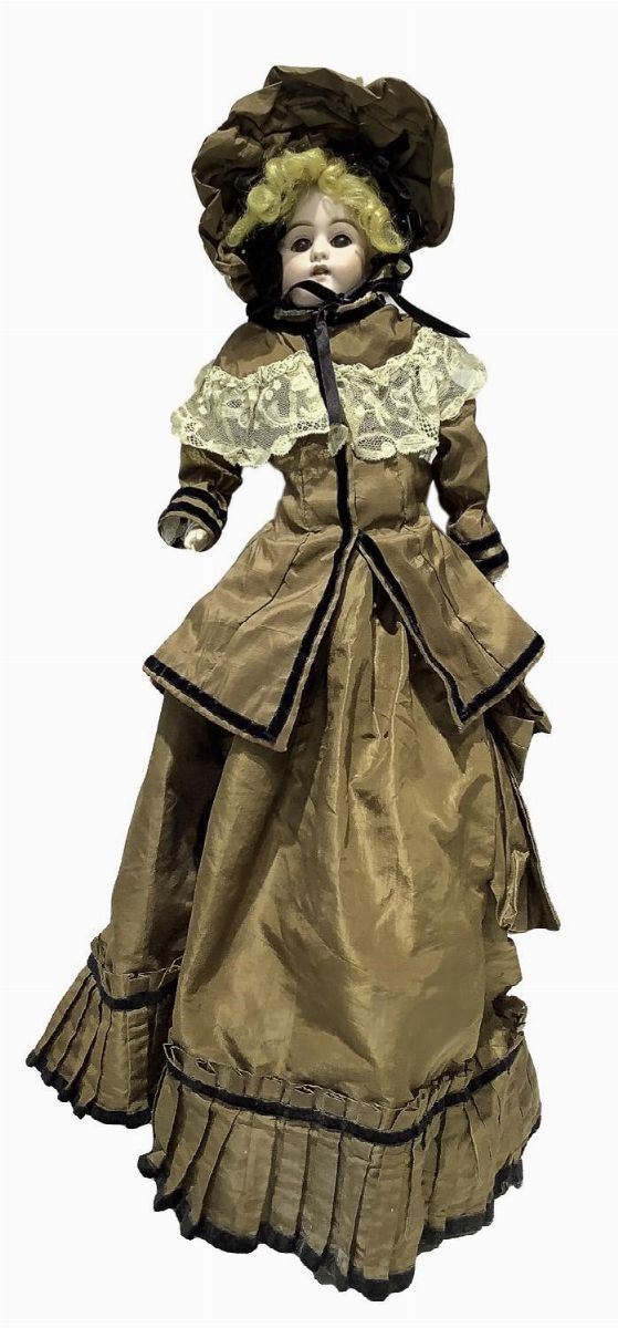 Bambola in biscuit e pelle di capretto, abito ottocentesco marrone con inserti neri, capelli mohair, occhi mobili, n. 4 dentini, arti in biscuit e pelle, firma SH 1080 Dep, 1900 ca., provenienza Germania, h cm 46, vestito da riprendere 