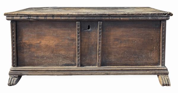 Spanish chest in walnut wood, eighteenth century. H 50 cm Width 117 cm Depth 50 cm