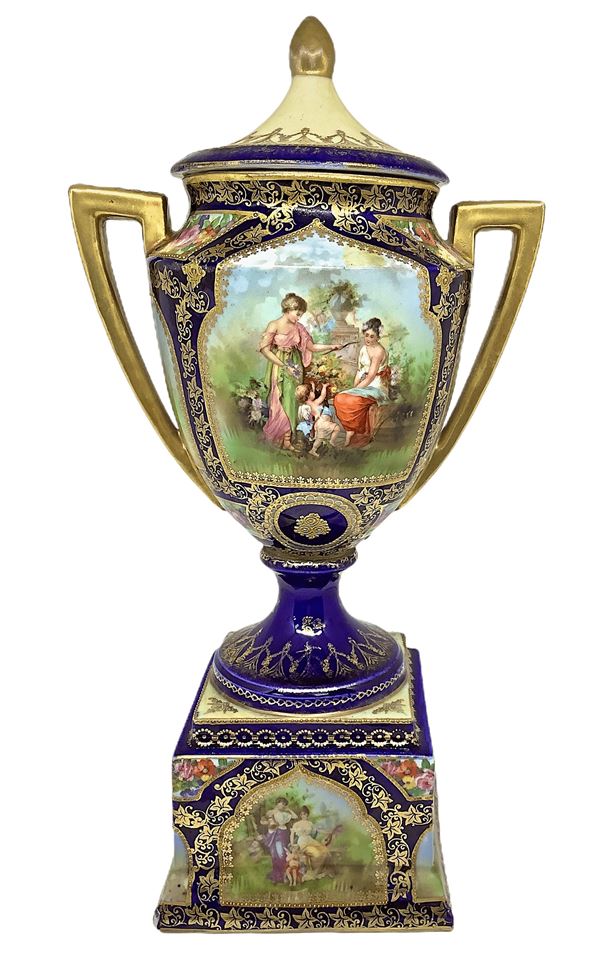 Potiche porcelain Vienna, with the base plinth and genre scenes within reserves with edges in gold, mark the base. Nineteenth century. Base 12x12 cm H 36 cm
