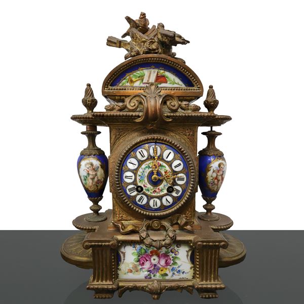 Orologio a pendolo da tavolo in bronzo dorato e porcellane applicate stile di Sevres