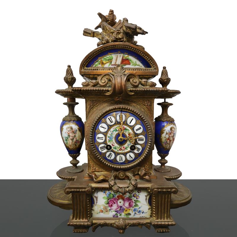 Orologio a pendolo da tavolo in bronzo dorato e porcellane applicate stile di Sevres