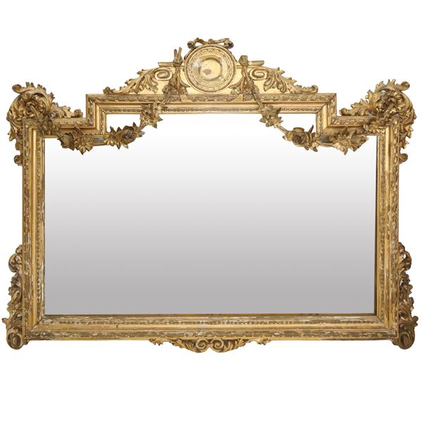 Specchiera in legno dorato, stile eclettico, con fregi floreali, ghirlande