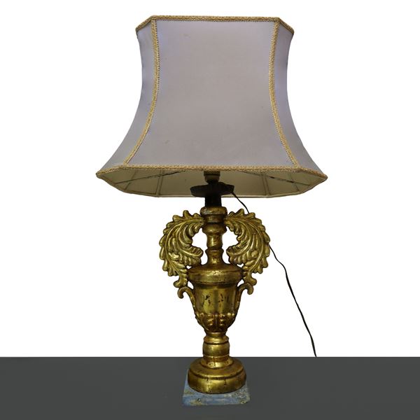 Lume con base in legno dorato, in argento e mistura